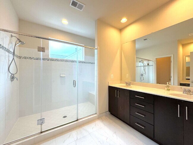 Building Photo - Exquisite Brambleton Living: A Spacious Fa...