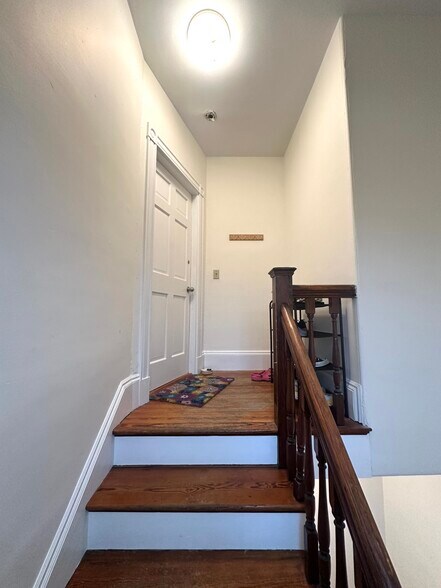Building Photo - 10 Clary St