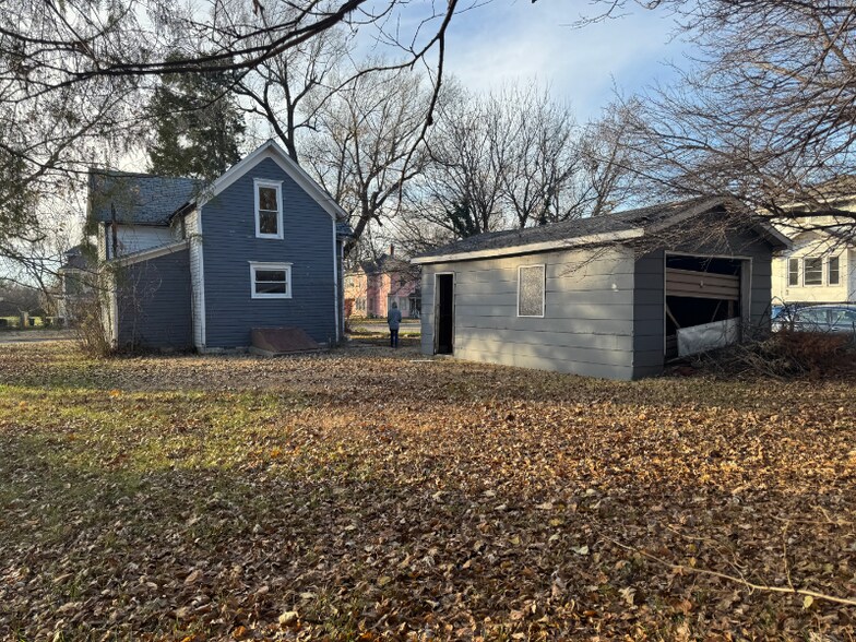 Building Photo - 502 S Broadway St