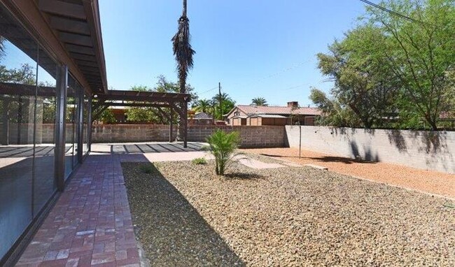Building Photo - Charming Sam Hughes Brick Home with large ...