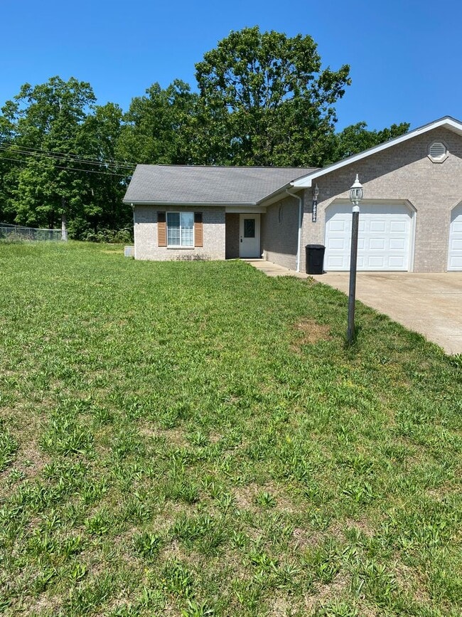 Building Photo - Beautiful 2 bedroom 1 bathroom duplex close to FLW!!