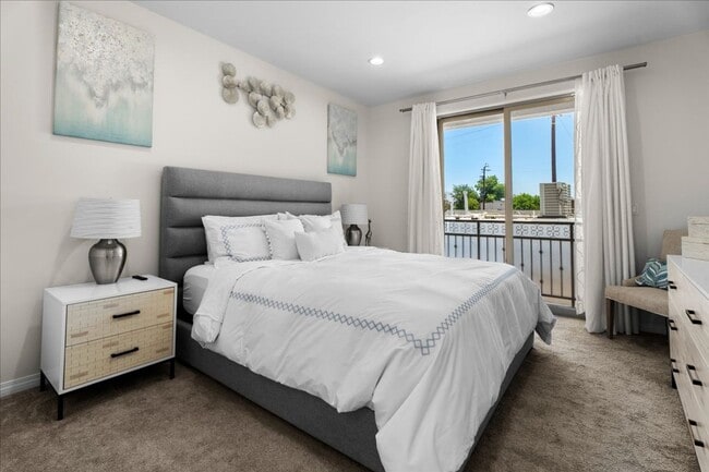 Building Photo - Spacious Tri-Level Townhome in Valley Village