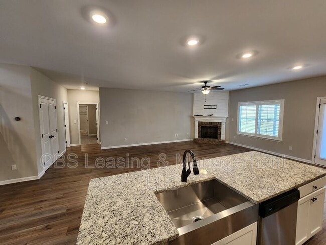 Building Photo - 2112 Sequoia Dr