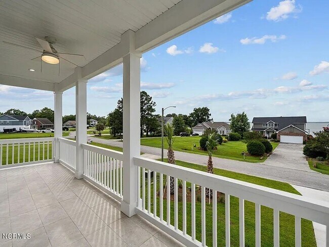 Building Photo - Beautiful New 4 Bedroom, 3 full bath plus ...