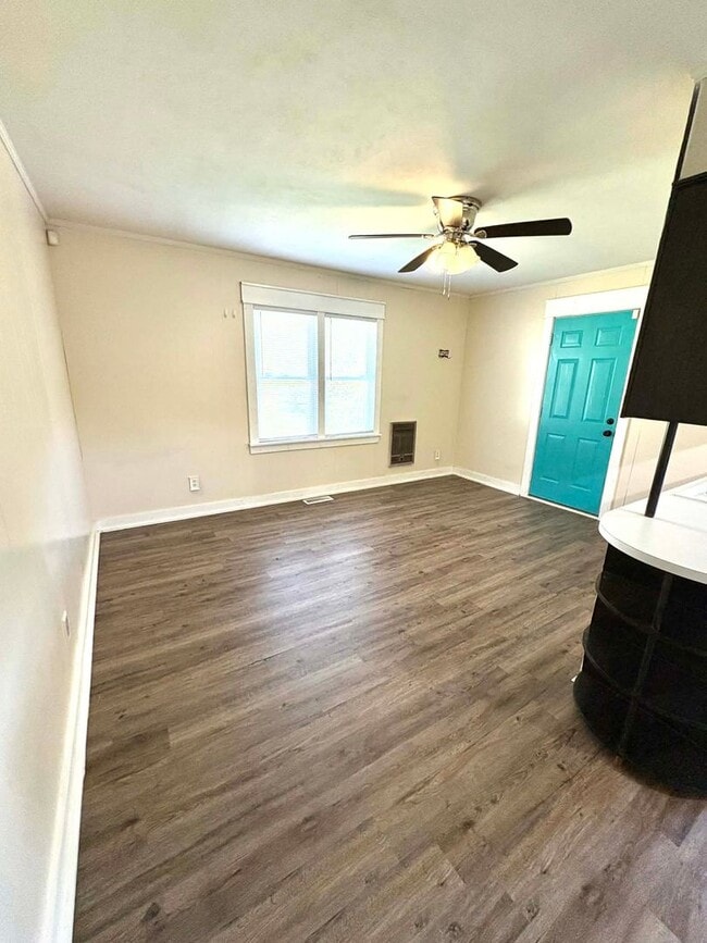 Building Photo - Comfortable Living and Space to Relax!