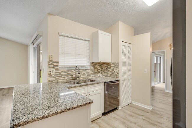 Building Photo - Spacious 3/2 with split plan and large fenced yard!