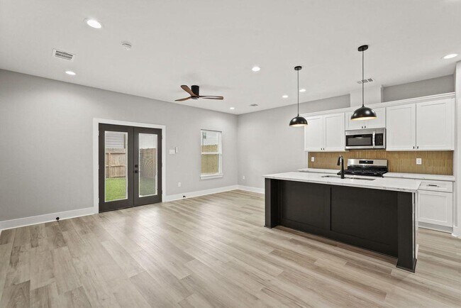 Building Photo - 2113 St Charles St
