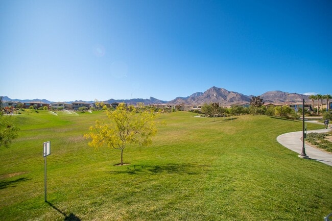 Building Photo - Great Townhome 3/2 in Santa Rosa Community in Summerlin!!!