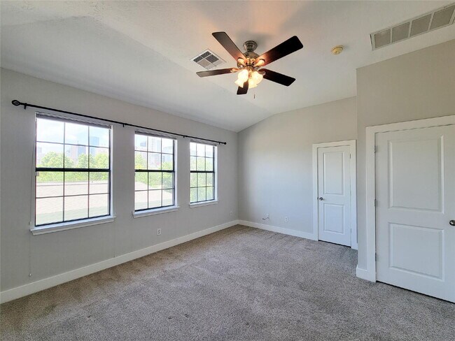 Building Photo - 3 Bed Townhome in 77003 Near Minute Maid Park + First-Floor Living