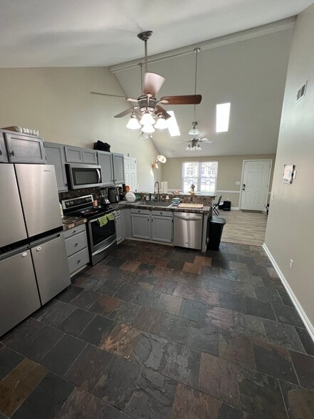Building Photo - 2135 Pinehurst Ave