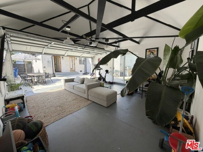 Building Photo - 1768 S Fairfax Ave