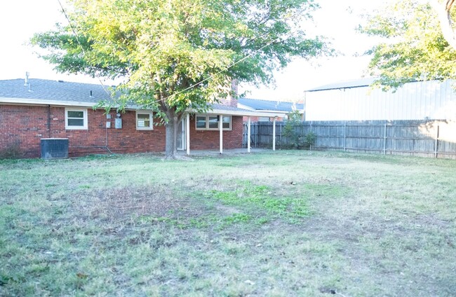 Building Photo - Perfect location cute cute home