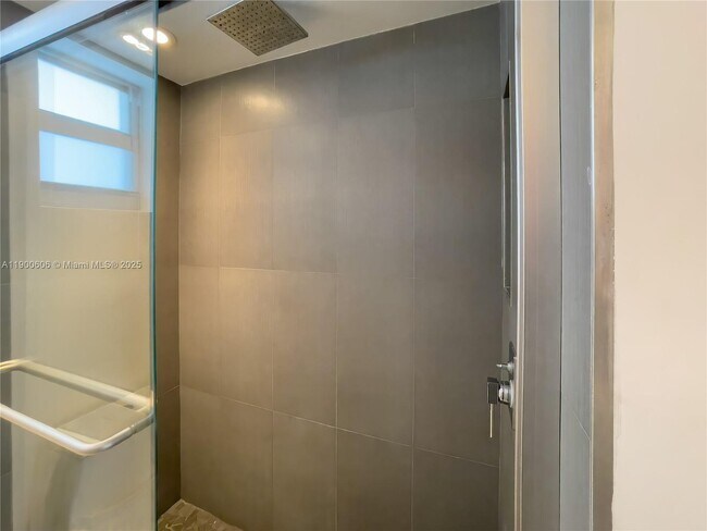 Building Photo - 1674 Bay Rd