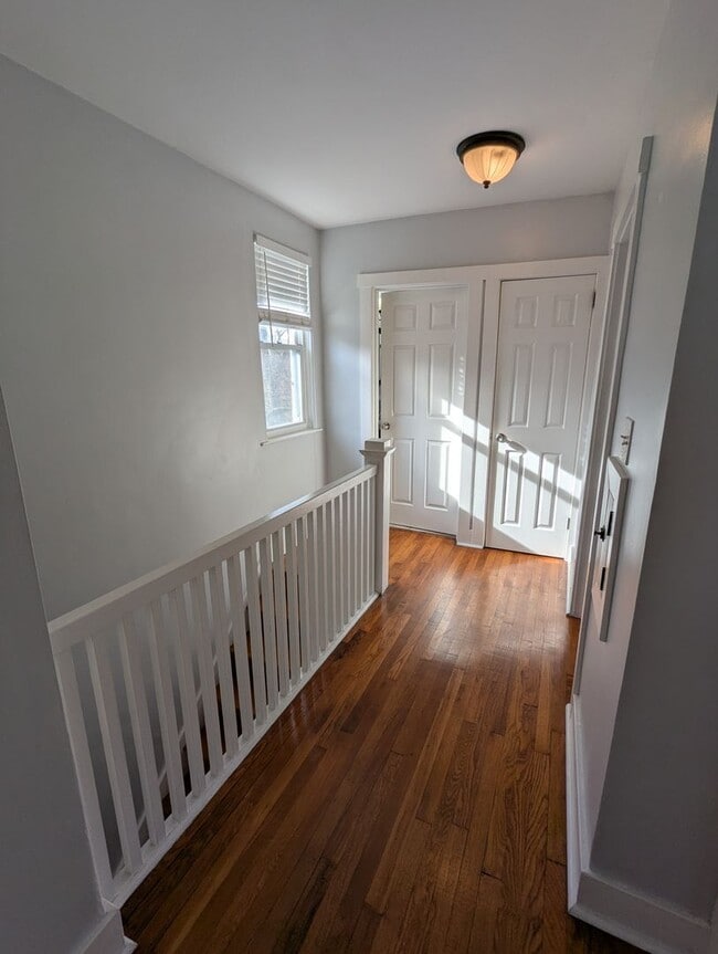 Building Photo - 4 Bedroom, 2 Bathroom Single Family Home (Mt. Washington)