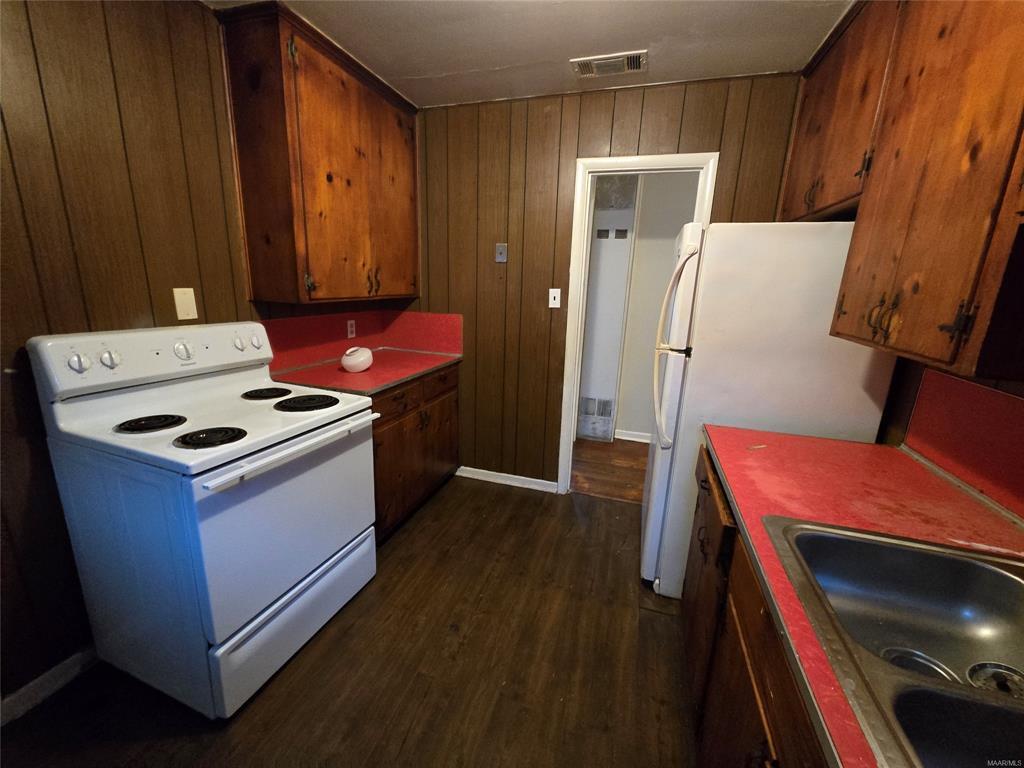 Building Photo - 2205 E 5th St