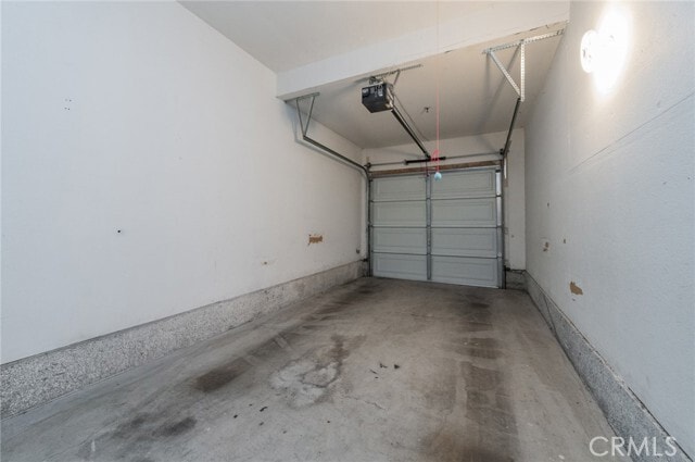 Building Photo - 2 Ellisworth Aisle