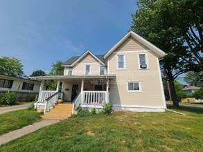 Building Photo - 556 Broadway St