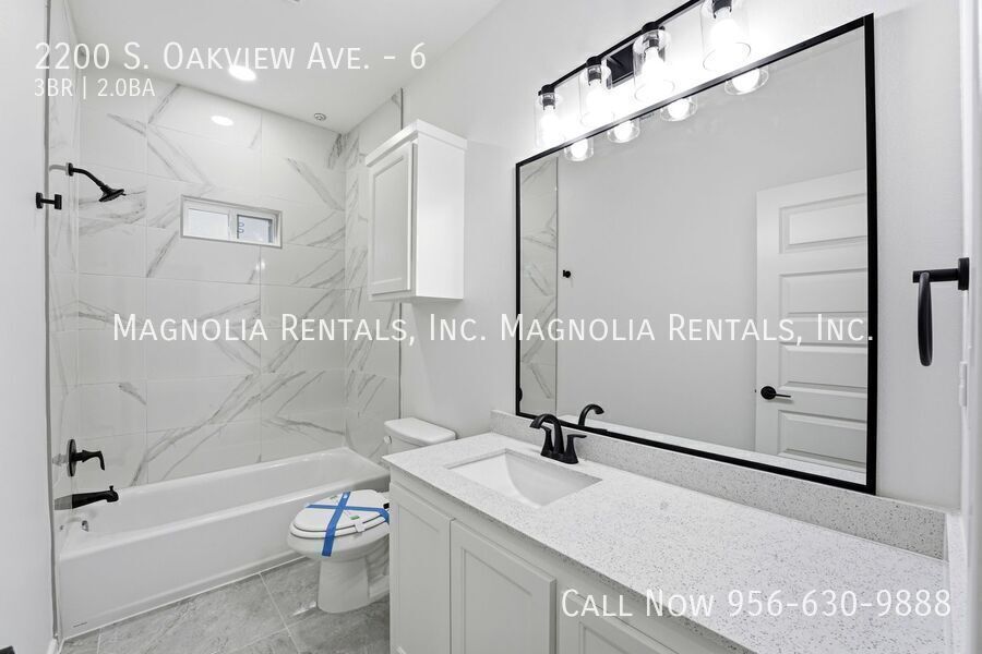 Building Photo - 2200 S Oakview Dr