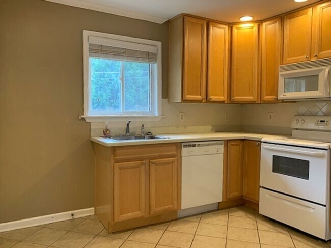 Building Photo - 2 bedroom/1 bath Condominium in a Gated Community