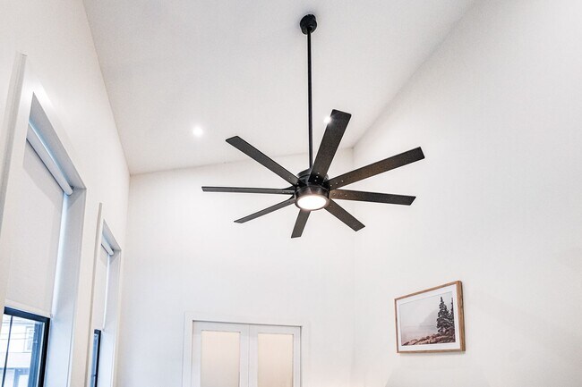 Building Photo - Modern Elegance w/ Garage Parking in Germa...