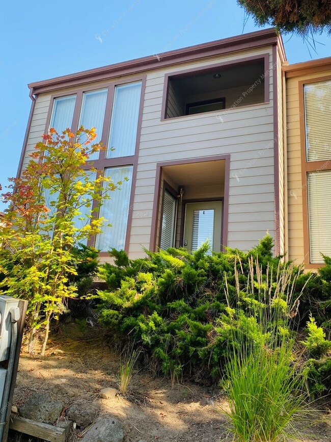 Building Photo - FULLY FURNISHED, 1 BR - 1.5 BA + LOFT CONDO IN NW BEND