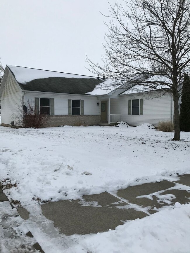 Primary Photo - Country Setting 3 Bed/2 Bath Ranch In Wauseon