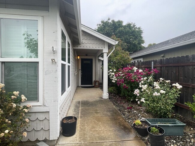 Building Photo - Fantastic East Davis 3 bedroom available for summer move in!