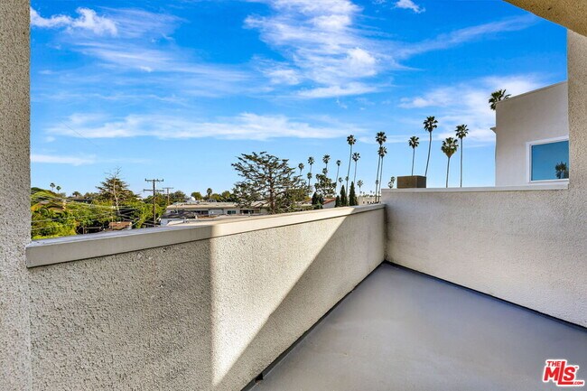 Building Photo - 811 21st St