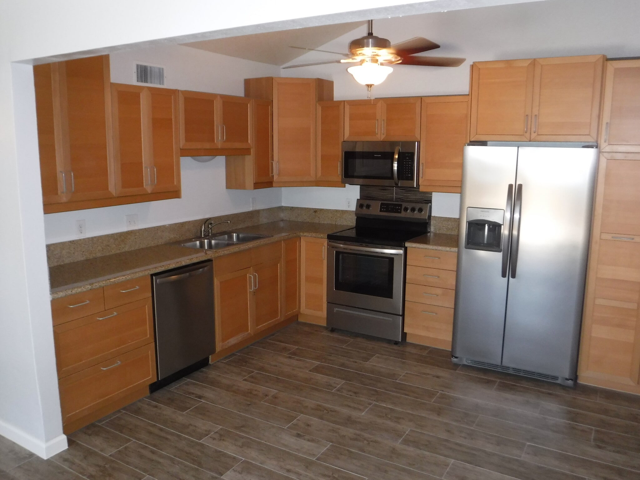 Building Photo - 712 N Santa Barbara #16