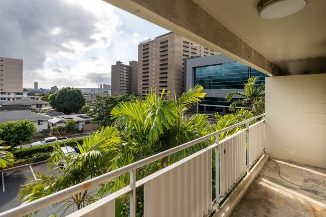 Building Photo - Available now! Prime location Studio with Parking!