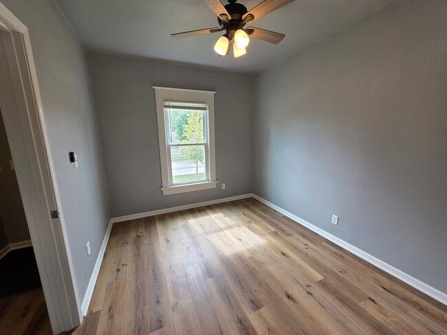 Building Photo - 840 S Maple Ave