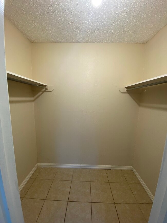 Building Photo - 3024 Tudor Ln