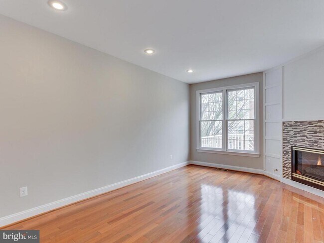 Building Photo - 9421 Van Arsdale Dr