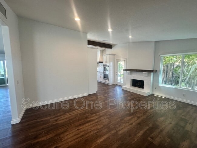 Building Photo - 637 Lynwood St