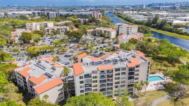 Building Photo - 2322 S Cypress Bend Dr