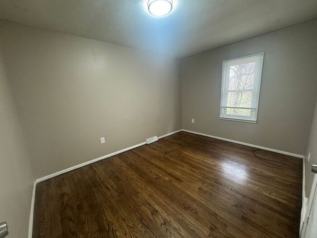 Building Photo - 4 Bed/2 Bath Ranch