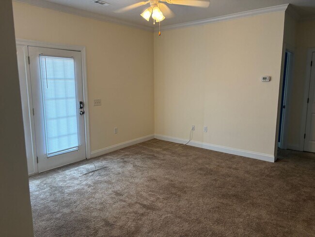 Building Photo - 2073 Silvercrest Dr