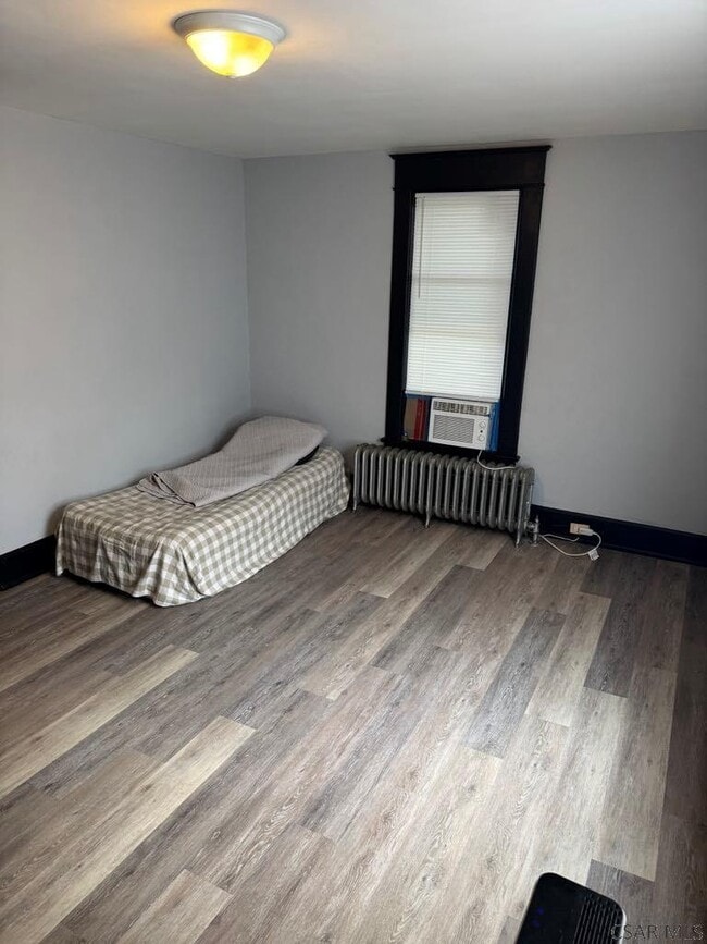 Building Photo - 529 Linden Ave