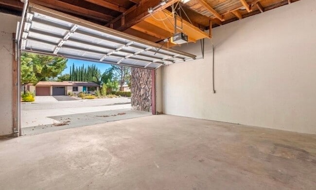 Building Photo - 2 bedroom 2 bath in 55 and over community.