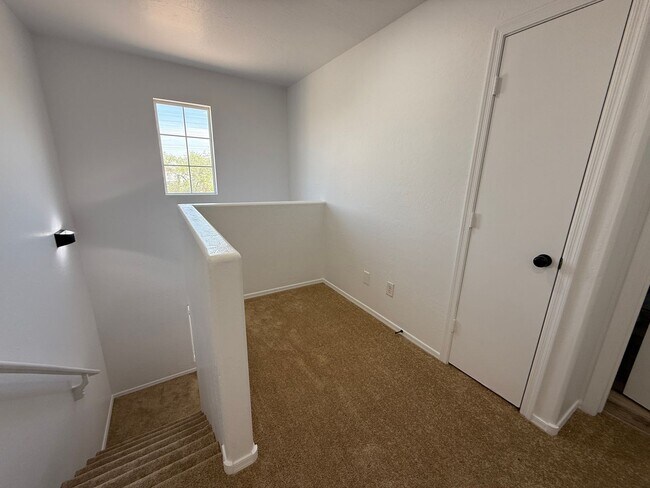 Building Photo - 51st Ave and Broadway, 3 bed, 2.5 bath, Fr...