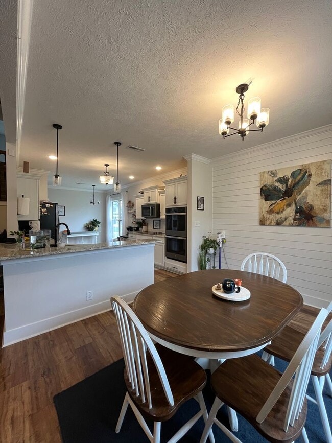 Building Photo - Georgous Large Open Floor Plan Home with Easy Commute to Nashville