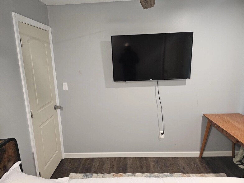 Building Photo - Room in House on Baker Terrace NW