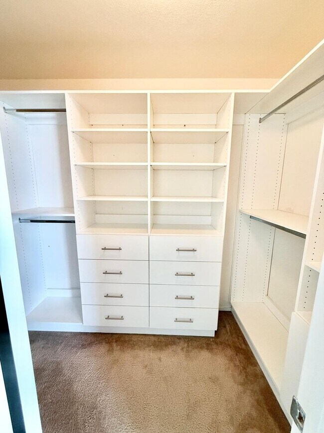 Building Photo - Amazing Peccole Ranch Home 4 beds & Pool