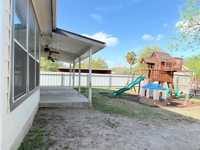 Building Photo - 313 S 6th St