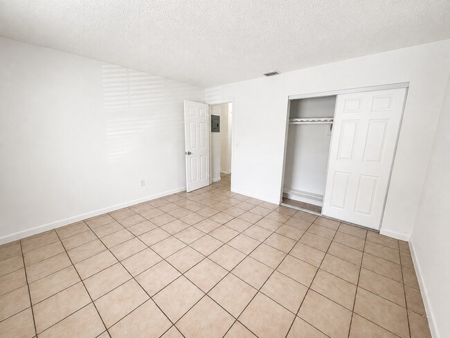 Building Photo - 3881 Riverside Dr