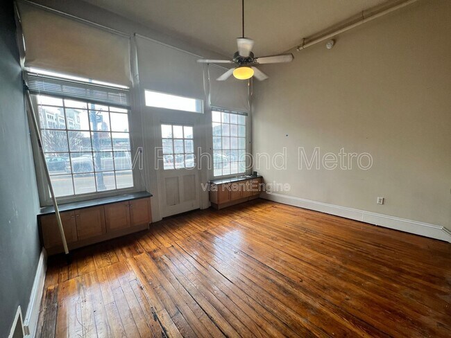 Building Photo - 1321 1/2 E Main St