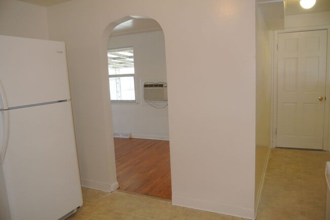 Building Photo - 2 bedroom/1 bathroom