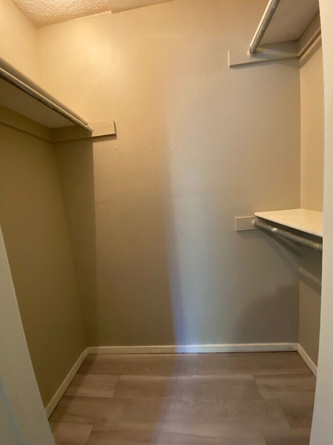 Building Photo - Updated 3 Bedroom, 2-1/2 Bathroom House on a Cul-de-sac