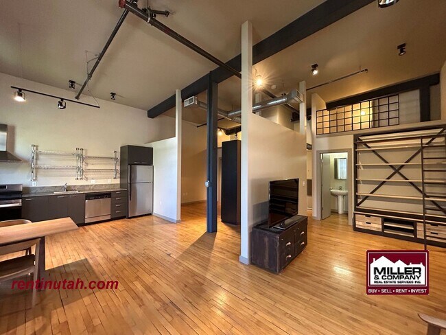 Building Photo - Industrial Downtown Living!