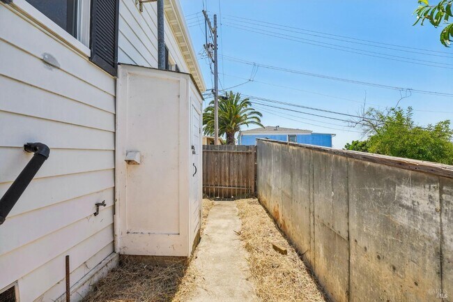 Building Photo - 517 Branciforte St